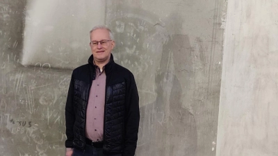 Weiß statt grau – so wie rechts im Bild soll das Innere von St. Rupert demnächst erstrahlen. Kirchenpfleger Erwin Dillmeier freut sich über Helfer, die bei Renovierungsarbeiten unterstützen. (Foto: Karin Herold)