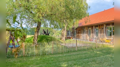 2022 nahm die Kinderkrippe am Gut Raucherberg, die mit dem Marita-Beissel-Haus der Johanniter kooperiert, ihren Betrieb auf. Sie bietet Platz für zwölf Krippenkinder. (Foto: Johanniter Oberbayern)