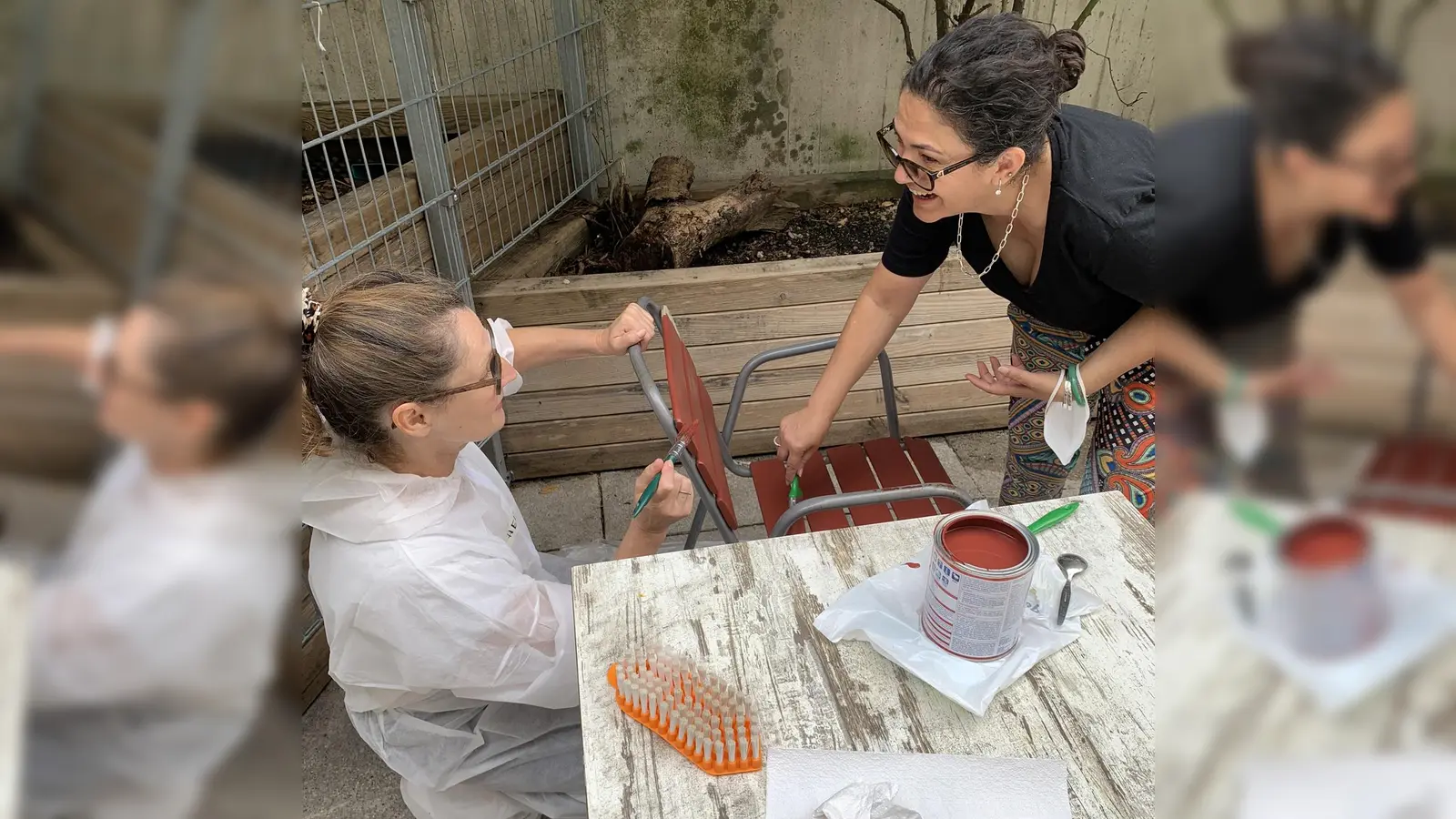 Heidi Ries (links) unterstütze die Malergruppe im Verein InitativGruppe e.V.: „Es war ein toller Tag, ich konnte mich engagieren und als Neu-Münchnerin die Maxvorstadt und viele Menschen kennenlernen.” <br>  (Foto: Freiwilligenzentrum z’sam)