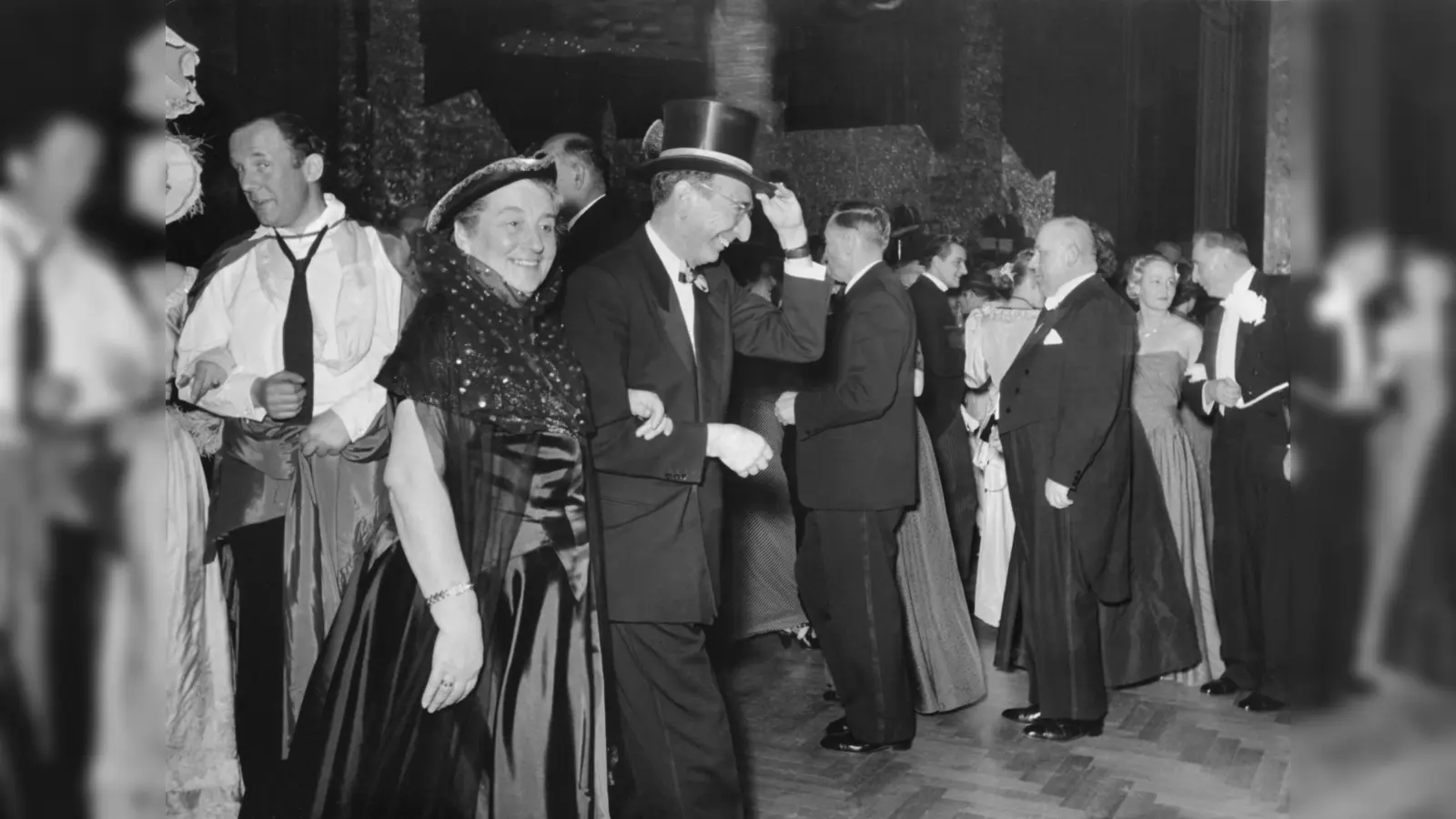 Deutsches Theater - Ball der Stadt München: Faschingsball 1952; Bürgermeister Dr. Walther von Miller mit Frau Käthe Wimmer. (Aufnahmedatum: 20.02.1952). (Foto: Stadtarchiv München DE-1992-FS-ERG-B-2158)