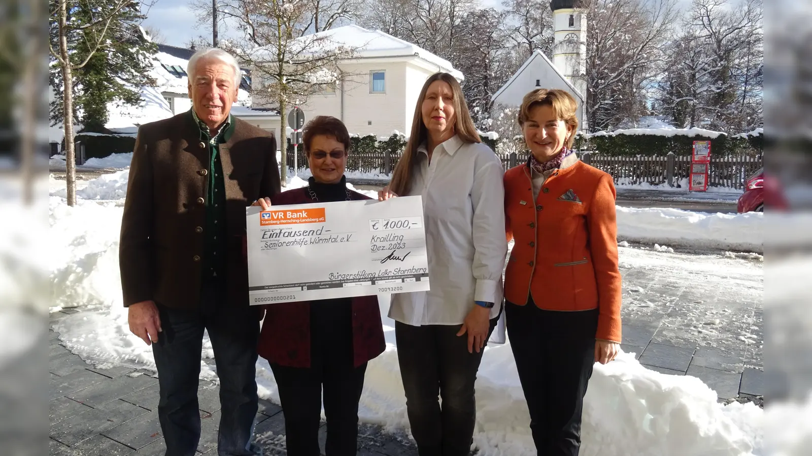 V.l.: Gustav Huber (Geschäftsführer Bürgerstiftung) überreichte Karin Wolf (1. Vorsitzende Seniorenhilfe), Britta Acquistapace (geschäftsführende Leitung Seniorenhilfe) und Barbara Scheitz (Vorstand Bürgerstiftung).einen Scheck über 1.000 Euro. (Foto: Bürgerstiftung)