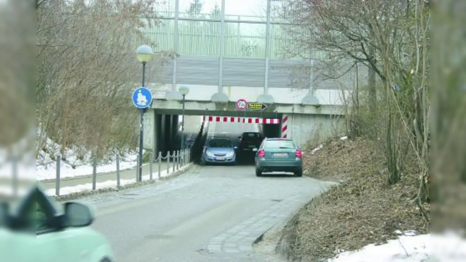 Die Bahnunterführung der Allacher Straße ist ein Nadelöhr. Um es schnell hinter sich zu lassen, geben viele Autofahrer (zu viel) Gas. (Foto: sb)