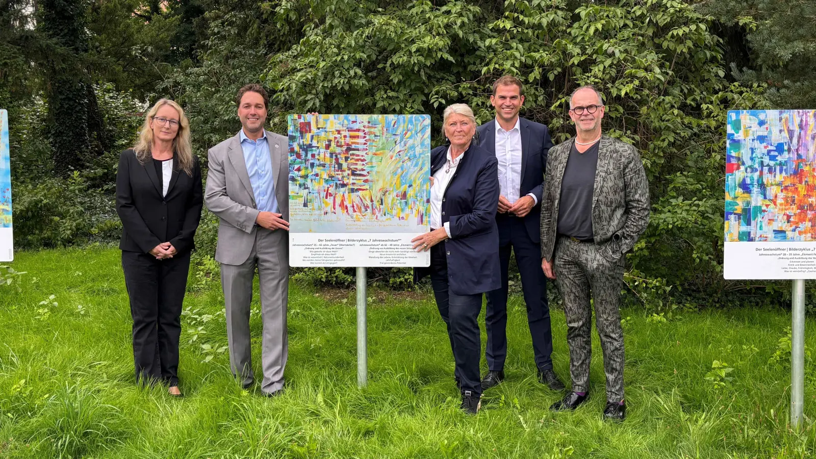 Von links: Bezirksrätin Karin Hobmeier, Haars Bürgermeister Andreas Bukowski, Künstlerin Gabriele von Ende-Pichler, MdL Max Böltl sowie der Leiter des Kleinen Theaters, Matthias Riedel-Rüppel. (Foto: Stadt Haar/J. Ruthenkolk)
