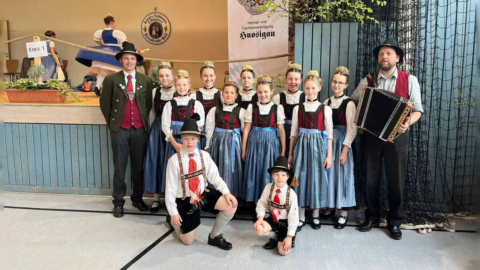 Sauber gedreht und geplattelt: die jungen Teilnehmerinnen und Teilnehmer des Heimat- und Trachtenvereins Weilheim.  (Foto: Verein)