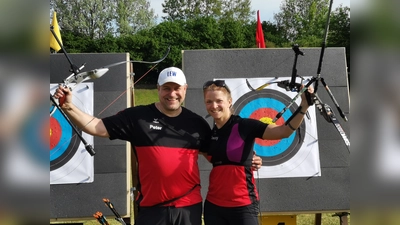 Kornelia Bauer und Peter Zeller von den 1.Dachauer Bogenschützen lieferten souveräne Leistungen beim 30. Maiturnier in Ergolding ab. (Foto: TSV)