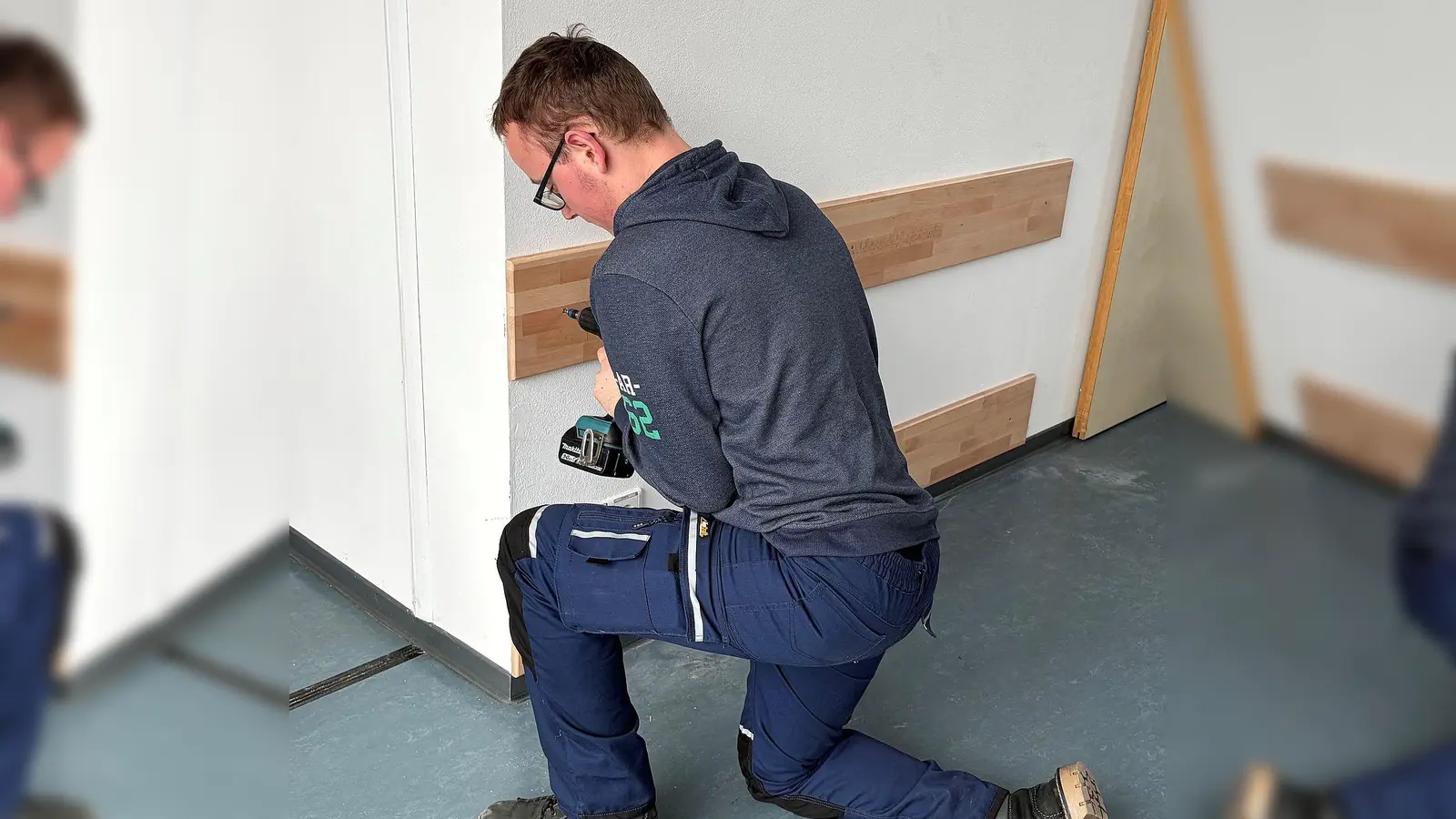 Mit vereinten Kräften – Hausmeister, Fachkräfte und einige Jugendliche – wurde der Schutz an den „neuralgischen Punkten“ im Gebäude montiert. (Foto: Lebenshilfe Freising)