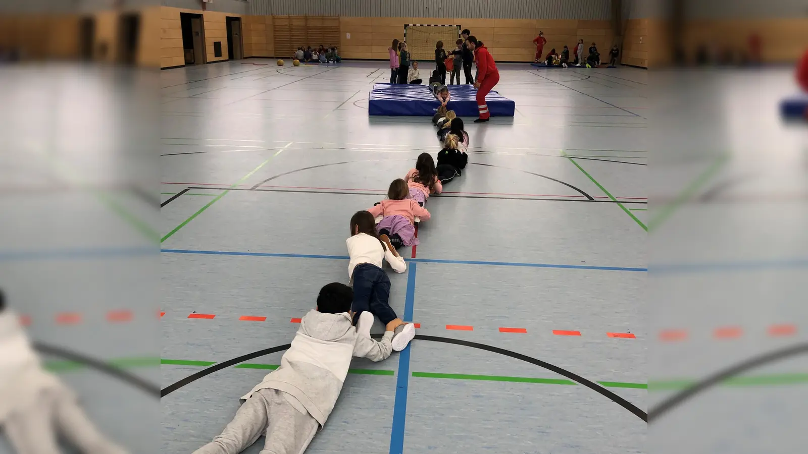 Wie rettet man sich oder andere vom Eis? Die Schülerinnen und Schüler bekamen dazu nicht nur Infos, sondern übten die Rettungsaktionen auch auf dem Trockenen. (Foto: Wasserwacht Wörthsee)