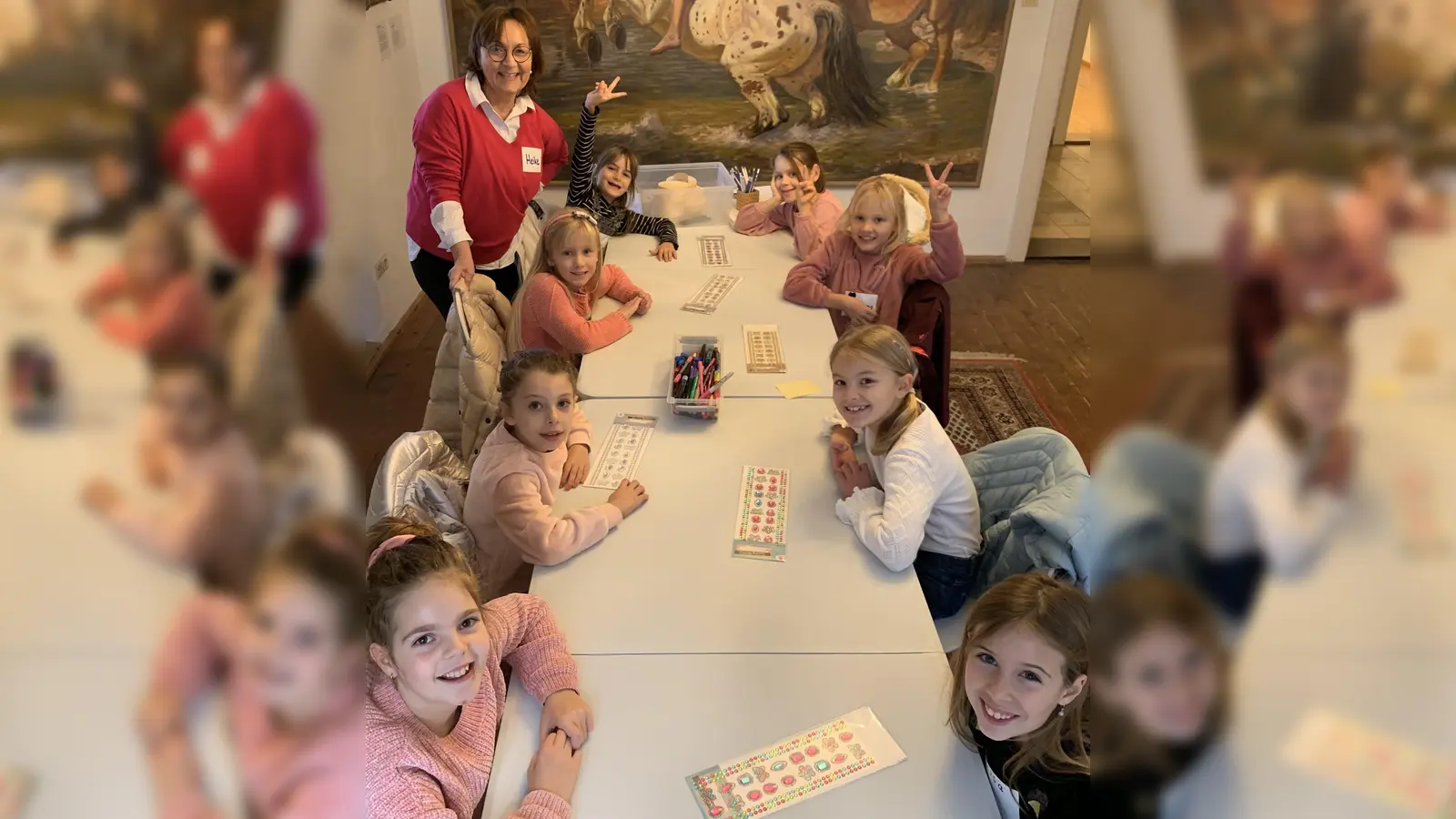 Geburtstagskind Tabea mit Freundinnen und Museumsleiterin Heike Kronseder. (Foto: Museum Franz Xaver Stahl)