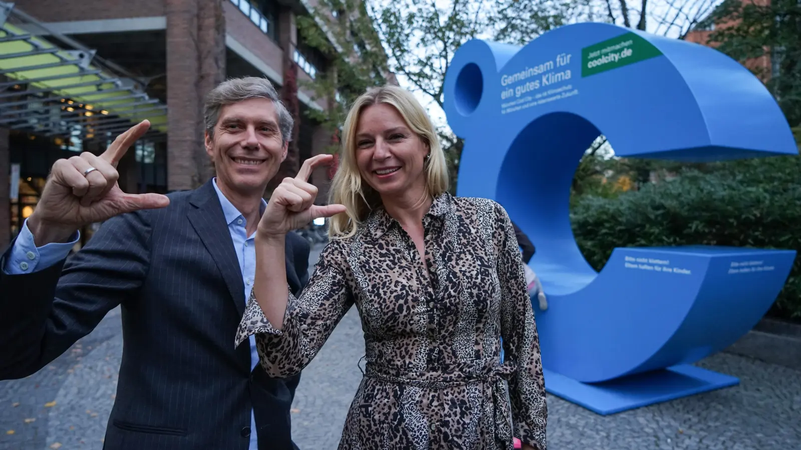 Umweltreferentin Stephanie Jacobs und Max Wagner, Geschäftsführer der Gasteig München GmbH, präsentieren das "blaue C". (Foto: Gasteig München GmbH/Andreas Merz)