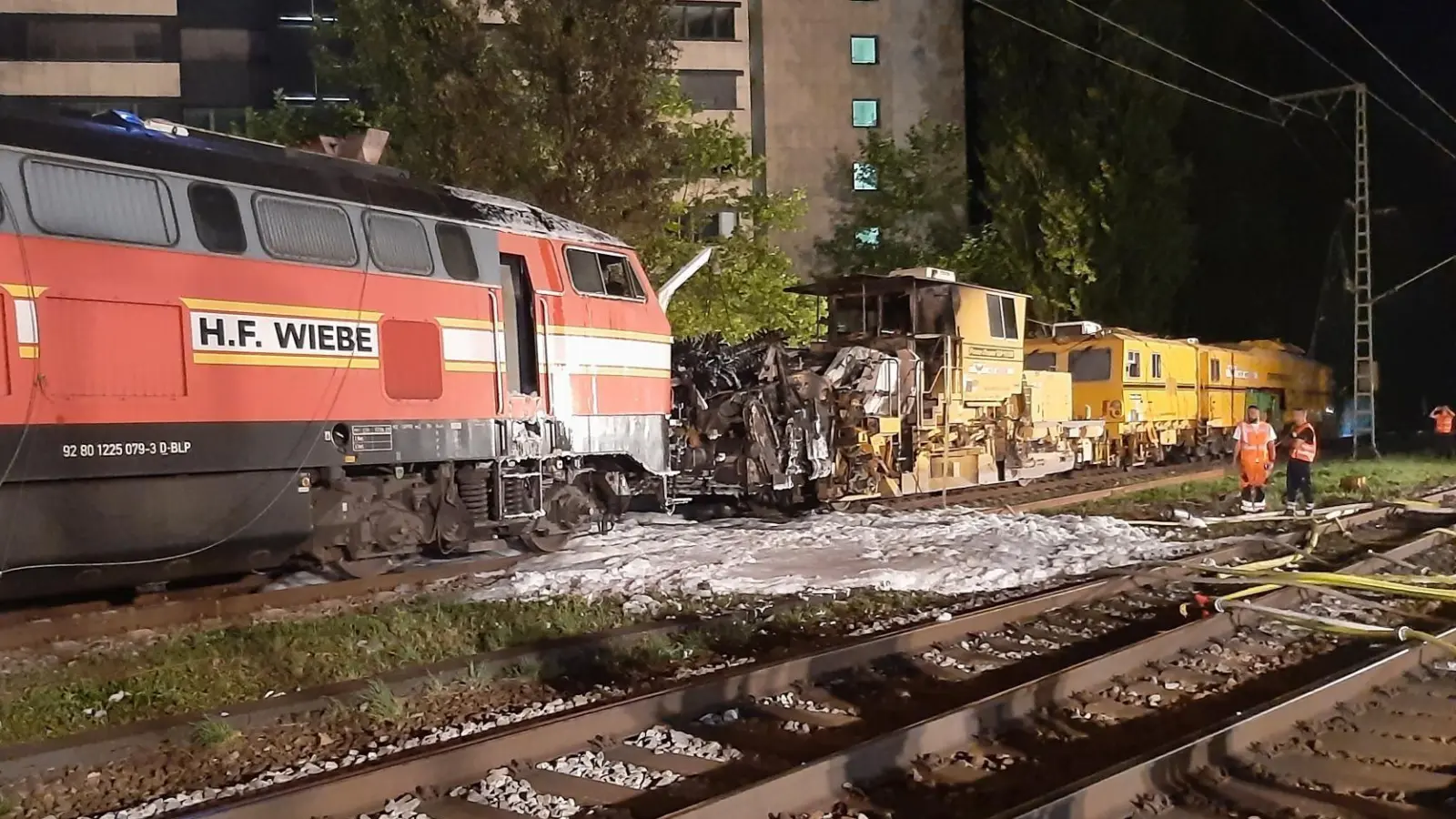 Nahe des Ostbahnhofs hat eine Diesellok, die an einen Schleifzug gekoppelt war, gebrannt. (Foto: Bundespolizei)