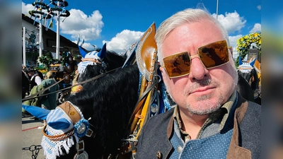 Kabarettist, Schauspieler und Oktoberfestforscher: Moses Wolff nimmt die Teilnehmer mit auf eine Reise durch die Bayerische Sprache und Kultur.  (Foto: Moses Wolff)