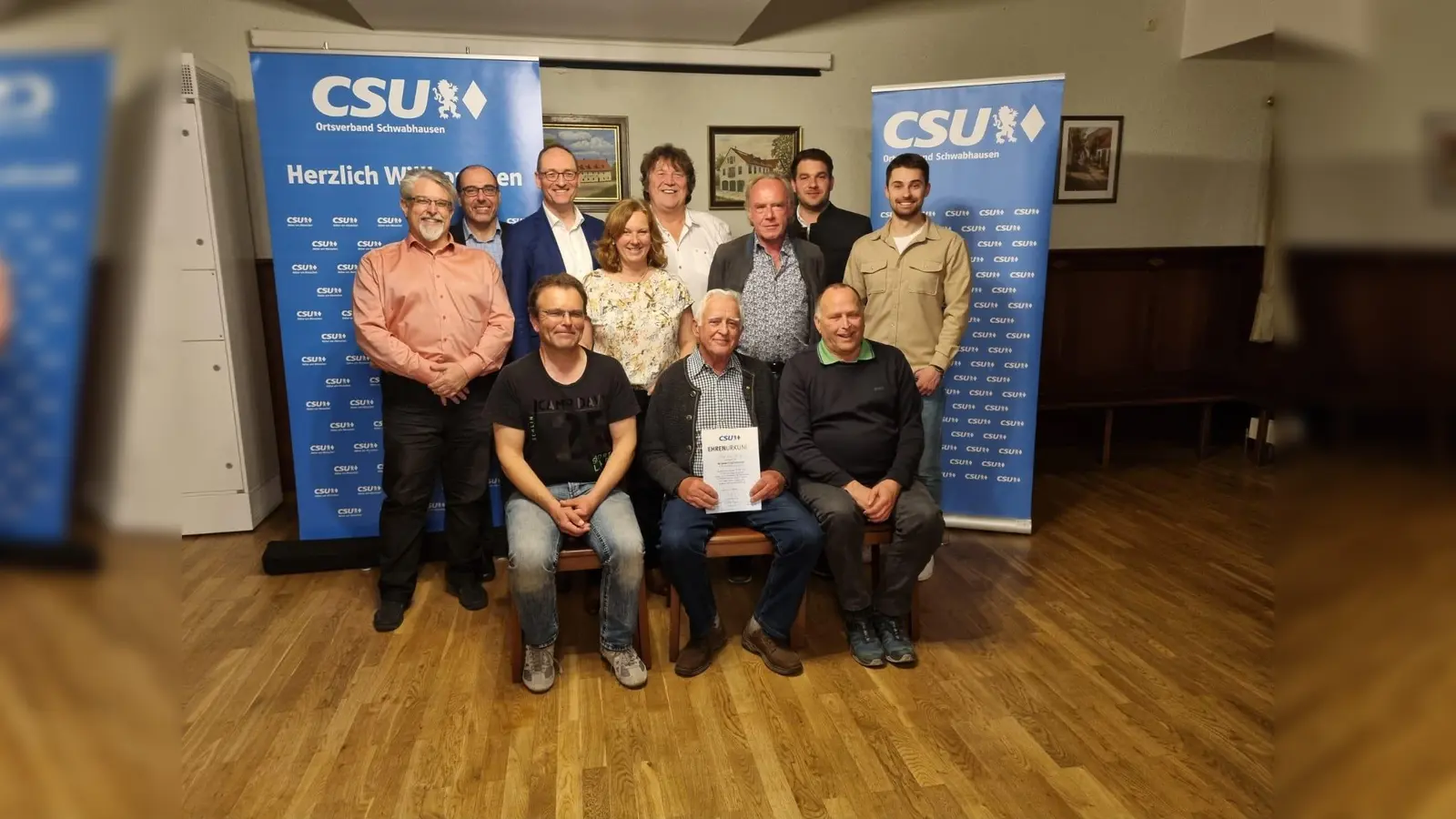 Neuer Ortsvorstand: Markus Arnold, Josef Spreng und Rüdiger Hartmann (sitzend v. l.) sowie Markus Richter, Florian Scherf, Bernhard Seidenath, Gitti Bendl, Josef Reischl, Dieter Blimmel, Franz Frahammer und Tobi Mollnar (stehend v. l.). (Foto: CSU Schwabhausen)