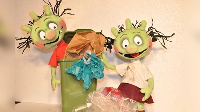 Jede Menge Müll: Willkommen im Olchi-Leben! (Foto: Kammerpuppenspiele Bielefeld)