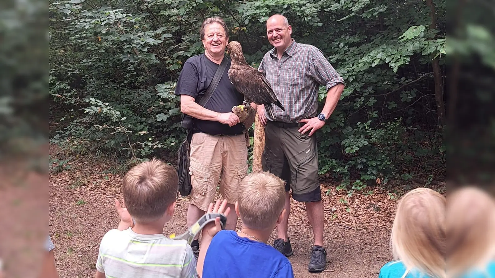 Falkner Schreyer (l.) und Stadtrat Thomas Bittner machten bei der Aktion „Schöner Ferientag” großen und kleinen Teilnehmern eine Freude.  (Foto: Andrea Bittner)