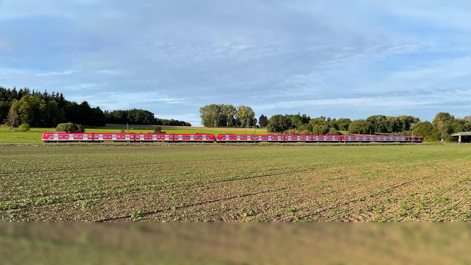 Einen farblichen Kontrast bildet die rote S-8 zwischen grünen Feldern. (Foto: pst)