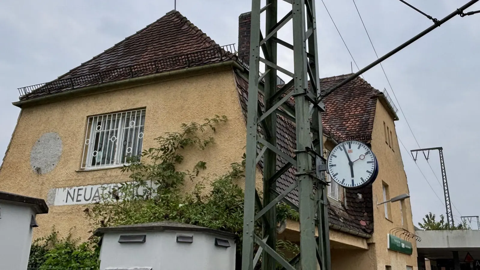 Das kleine Bahnhofsgebäude in Neuaubing soll Denkmalschutz erhalten, fordert der Bezirksausschuss 22. (Foto: Ulrike Seiffert)