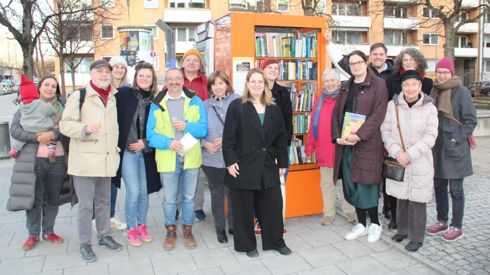 Über den Bücherschrank am Herzog-Ernst-Platz freuen sich Bürger und Mitglieder des Bezirksausschusses mit dessen Vorsitzendem Markus Lutz (Vierter von rechts), Stadträtin Barbara Likus (Siebte von rechts), Bücherschrankpatin Rita Völkel (Achte von links) sowie Christina Zengerle (Fünfte von links) und Julia Achtner (Neunte von links) vom Nachbarschaftstreff Theresia. (Foto: job)