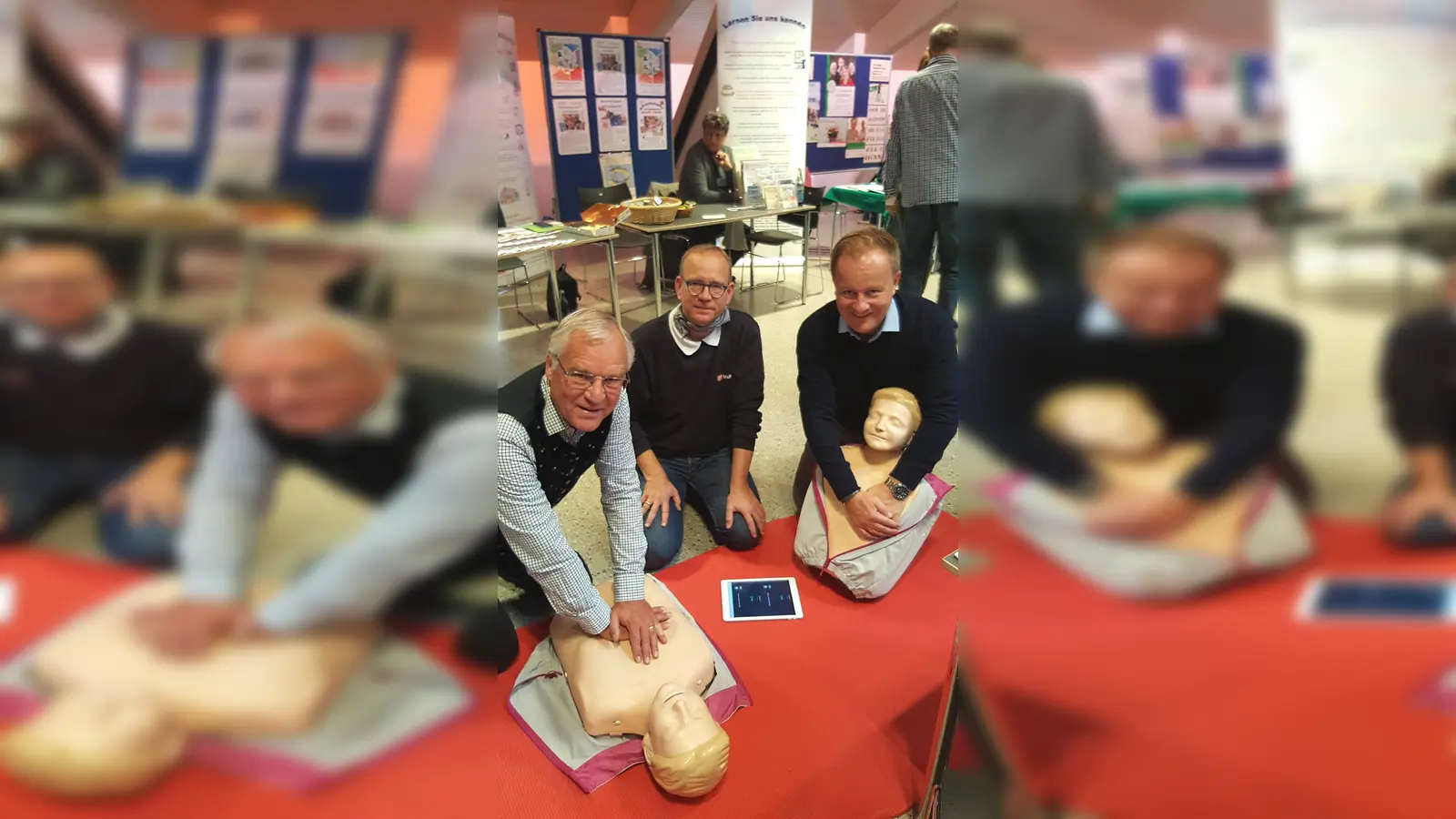 Bürgermeister Walter Brilmayer (links) und Landrat Robert Niedergesäß (rechts) ließen sich von Malteser Ausbildungsleiter Felix Höpfl zu „Herzensrettern in Bronze“ ausbilden. <br> (Foto: Alexander Schmaus/Malteser )