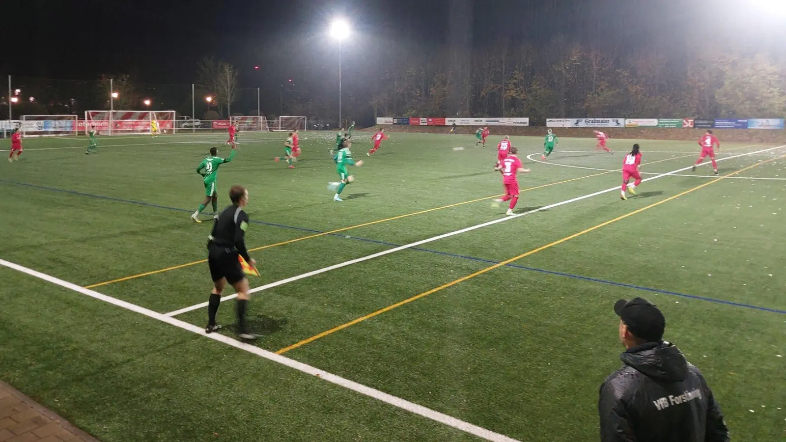 Der VfB Forstinning (rot) - hier noch bei einem Spiel in der Landesliga - steht als einzige Ebersberger Mannschaft im Viertelfinale des Münchner Kreispokals. (Archivbild: bas)