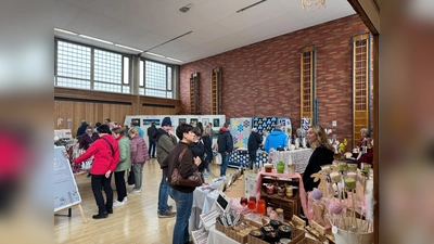 Zahlreiche Besucher nutzten die Gelegenheit, durch die Ausstellung „Hand &amp; Werk“ zu stöbern. (Foto: vhs Erdweg)