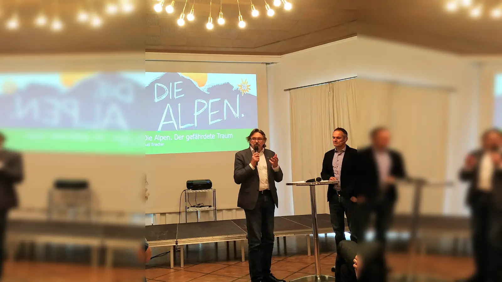 DAV-Vizepräsident Rudi Erlacher stellte das Vortragsprogramm im Rahmen der Jubiläumsfeierlichkeiten des Alpenvereins vor. (Foto: Stefan Dohl)