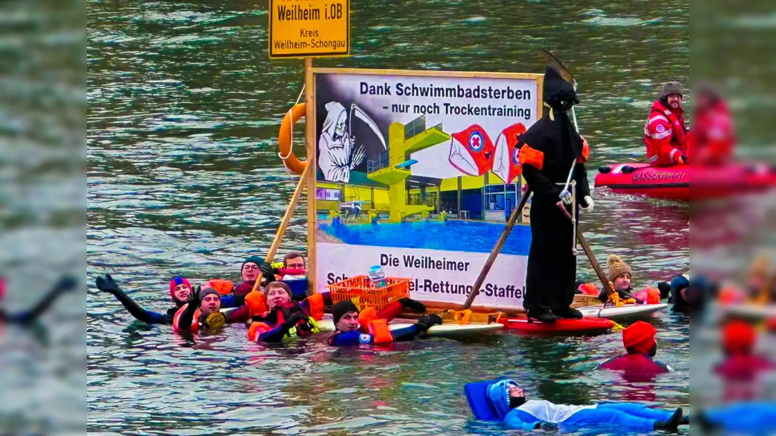 Gefährt wurde zum Sieger gekürt: Das selbstgebaute Floß der Wasserwacht Weilheim thematisierte das Bädersterben. (Foto: BRK)