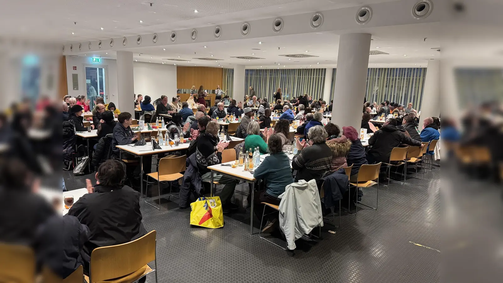 Beim Weihnachtsessen im Kreisverwaltungsreferat (KVR) konnten 250 wohnungslose Menschen einen angenehmen Abend verleben. (Foto: KVR)