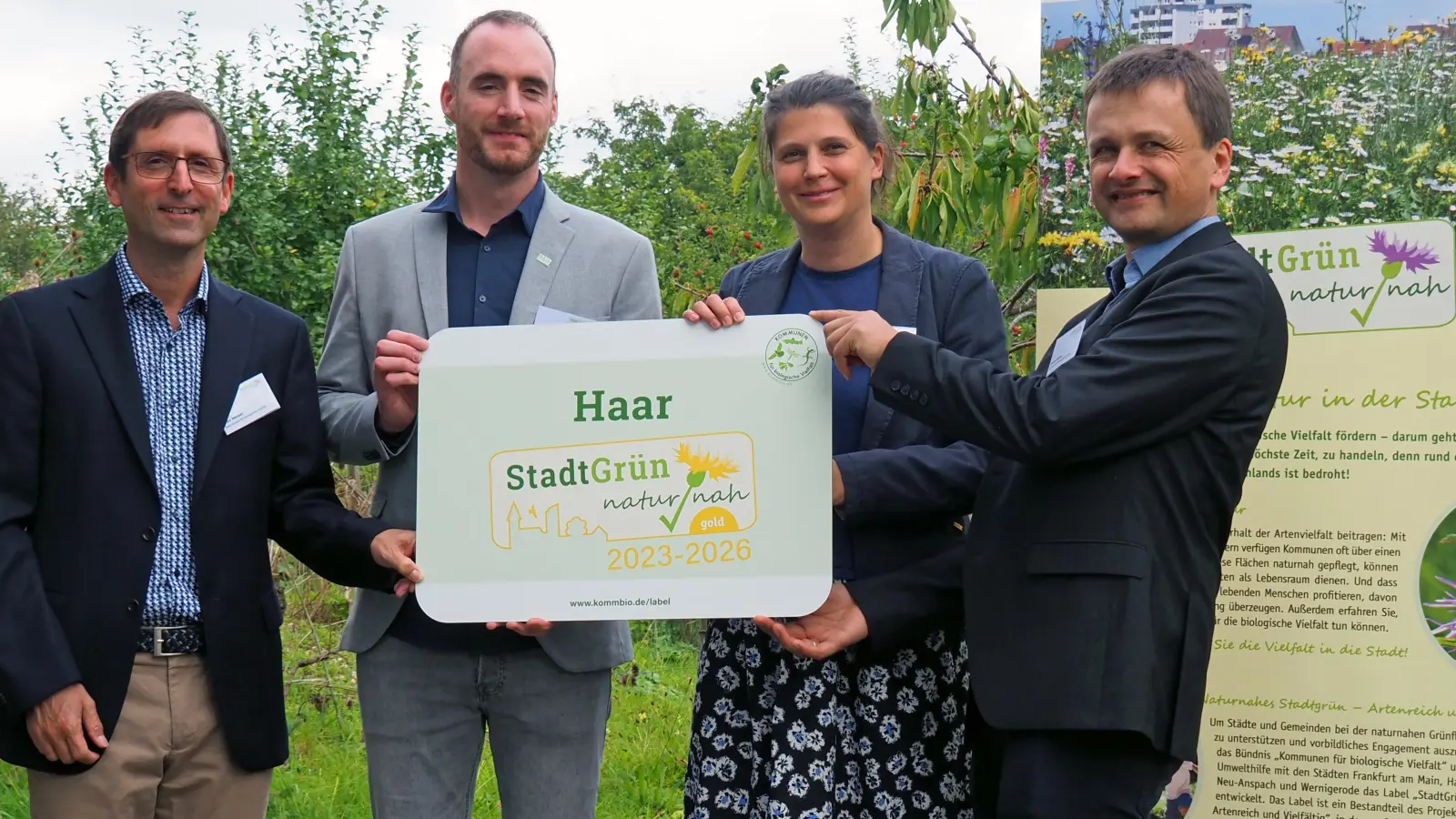 Von links: Uwe J. Messer (Projektleiter Label „StadtGrün naturnah“), Lukas Röder und Sophia Metz aus dem Umweltamt Haar sowie Robert Spreter, Geschäftsführer Kommunen für biologische Vielfalt. (Foto: Gemeinde Haar)