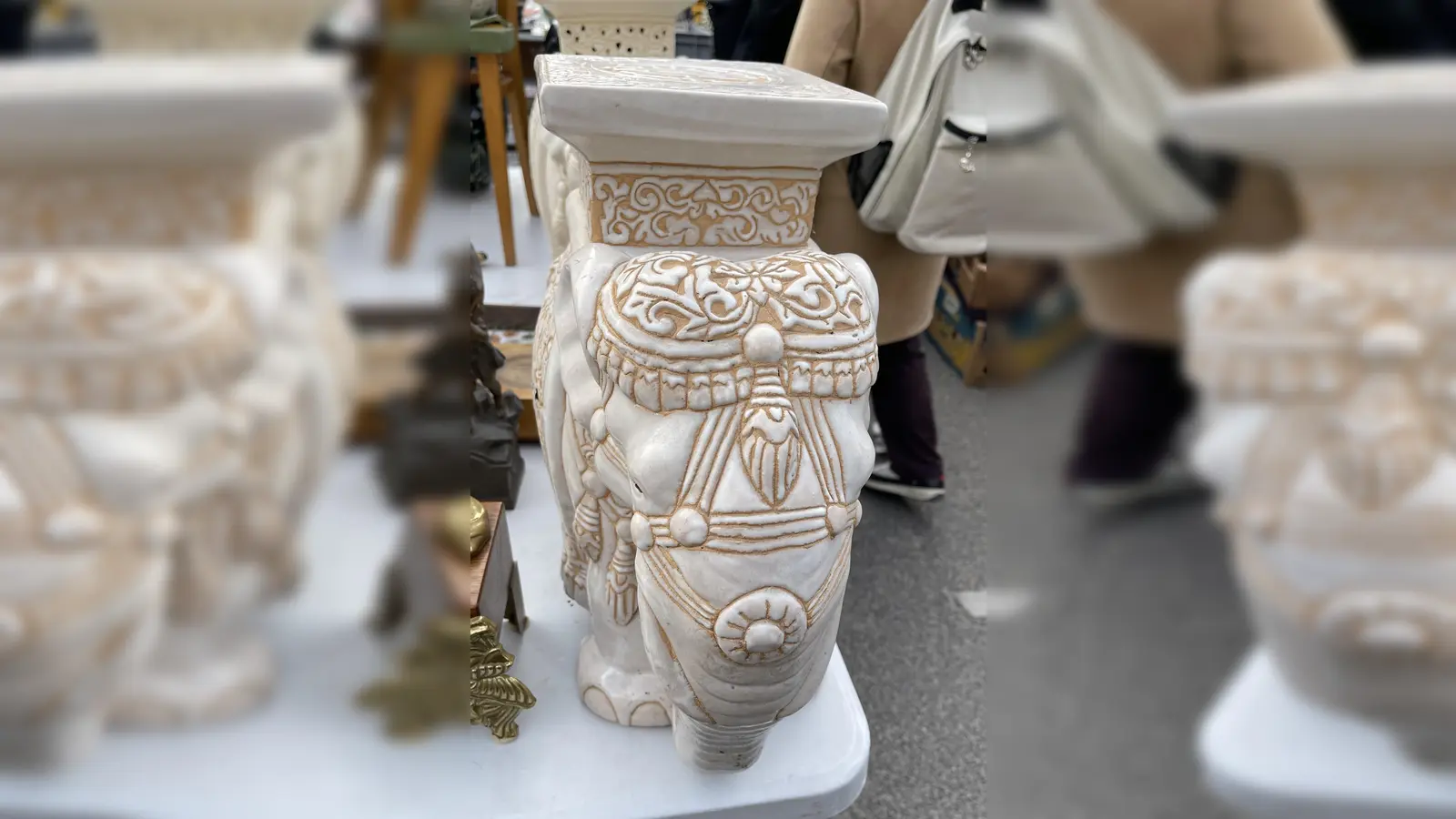 Schönes und Nützliches findet man auf dem Flohmarkt in Neuperland. (Foto: hw)