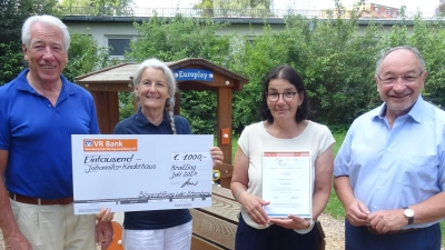 Freude bei der Spendenübergabe (von links): Gustav Huber (Geschäftsführer Bürgerstiftung), Sibylle Merx (Sachgebietsleiterin Fundraising Johanniter Oberbayern), Agnes Pohl (Leitein Johanniter Kinderhaus Krailling) und Karl Roth (Vorstand Bürgerstiftung). (Foto: Bürgerstiftung)