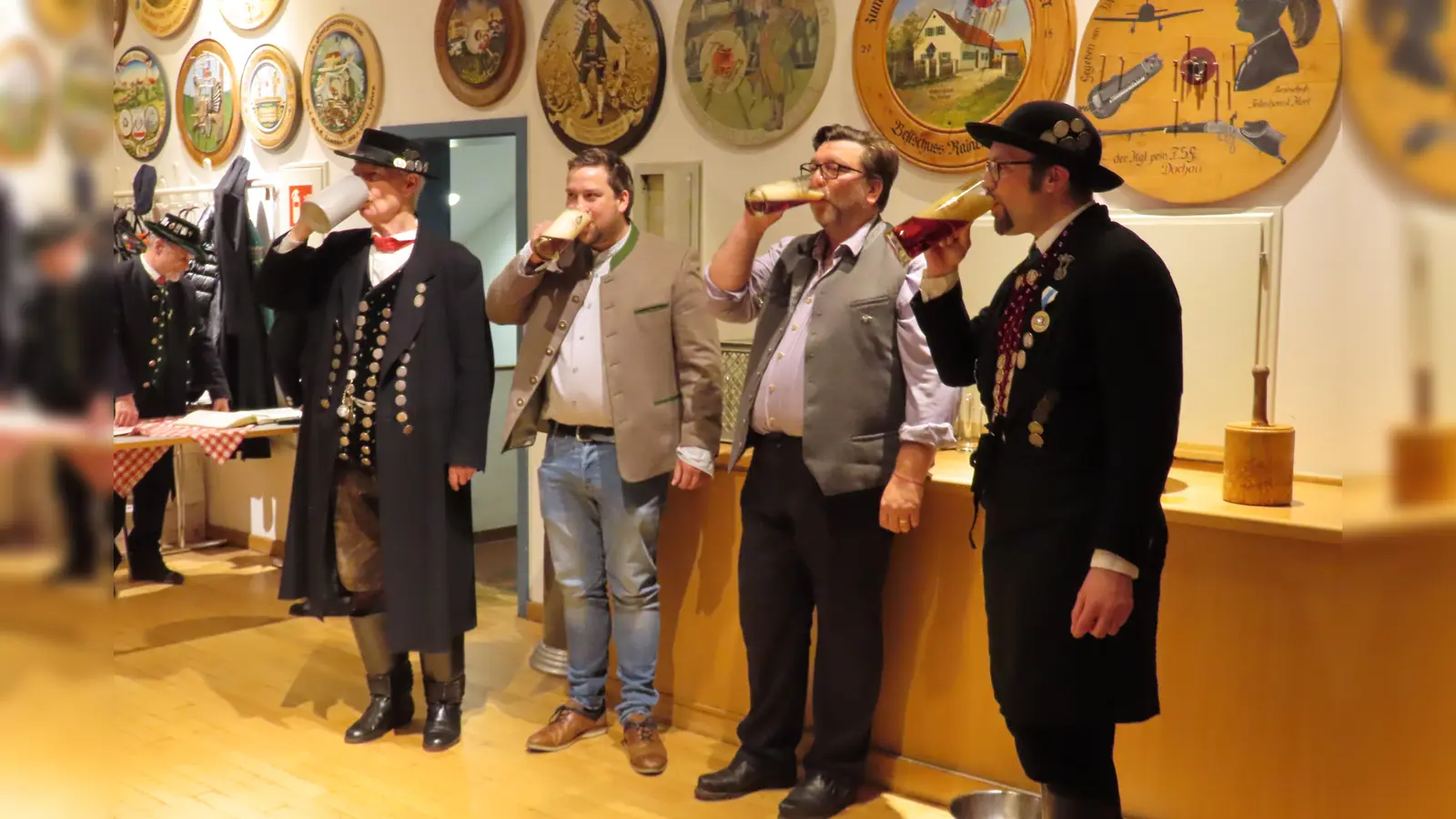 Nach dem Anstich gönnen sich Dr. Edgar Forster, Braumeister Roman Eidelsburger, Wirt Reinhard Hörmann und 1. Vorstand Markus Erhorn das frisch gezapfte Starkbier. (Foto: D'Ampertaler Dachau e. V. )