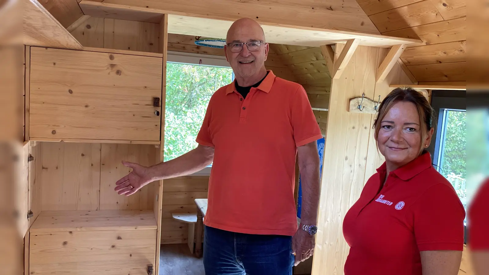 Kraillings Bürgermeister Rudolph Haux und Barbara Ottmann, Sachgebietsleiterin Kindertagesstätten der Johanniter, besichtigen das zukünftige Domizil des Waldkindergartens in Krailling. (Foto: Gemeinde Krailling)