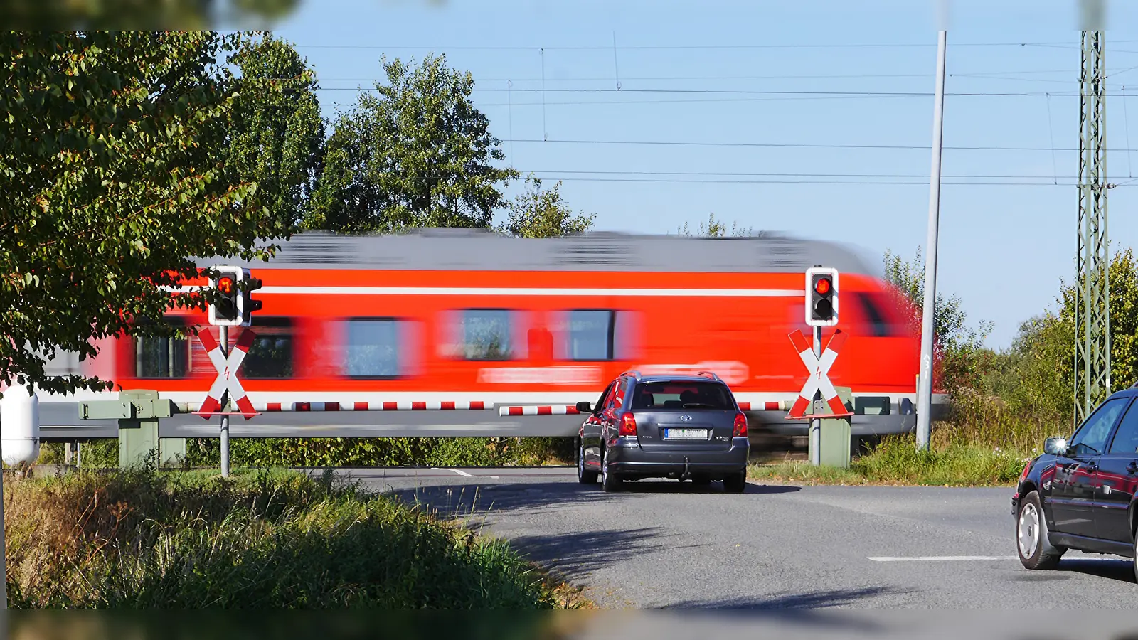 Eine unbekannte Person ist in Johanneskirchen von einem Zug getötet worden. (Symbolbild: Erich Westendarp/pixelio.de)