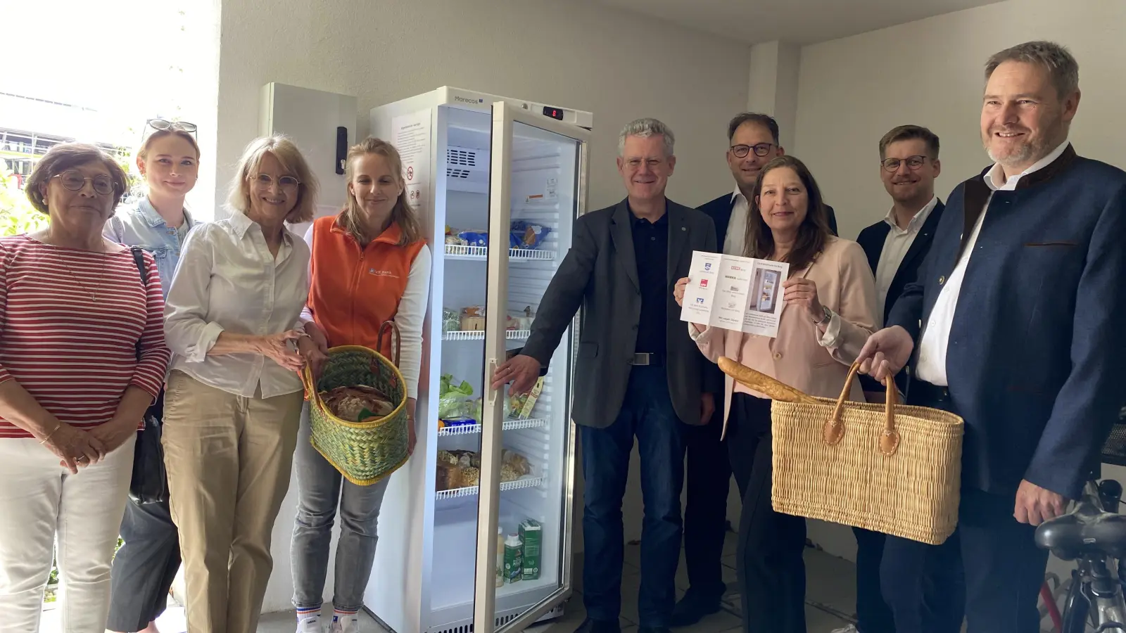 Sozial und nachhaltig: Bergs Bürgermeister Rupert Steigenberger (5. von rechts), Vertreter der Sponsoren sowie Ehrenamtliche freuen sich über den Bürgerkühlschrank. (Foto: privat)