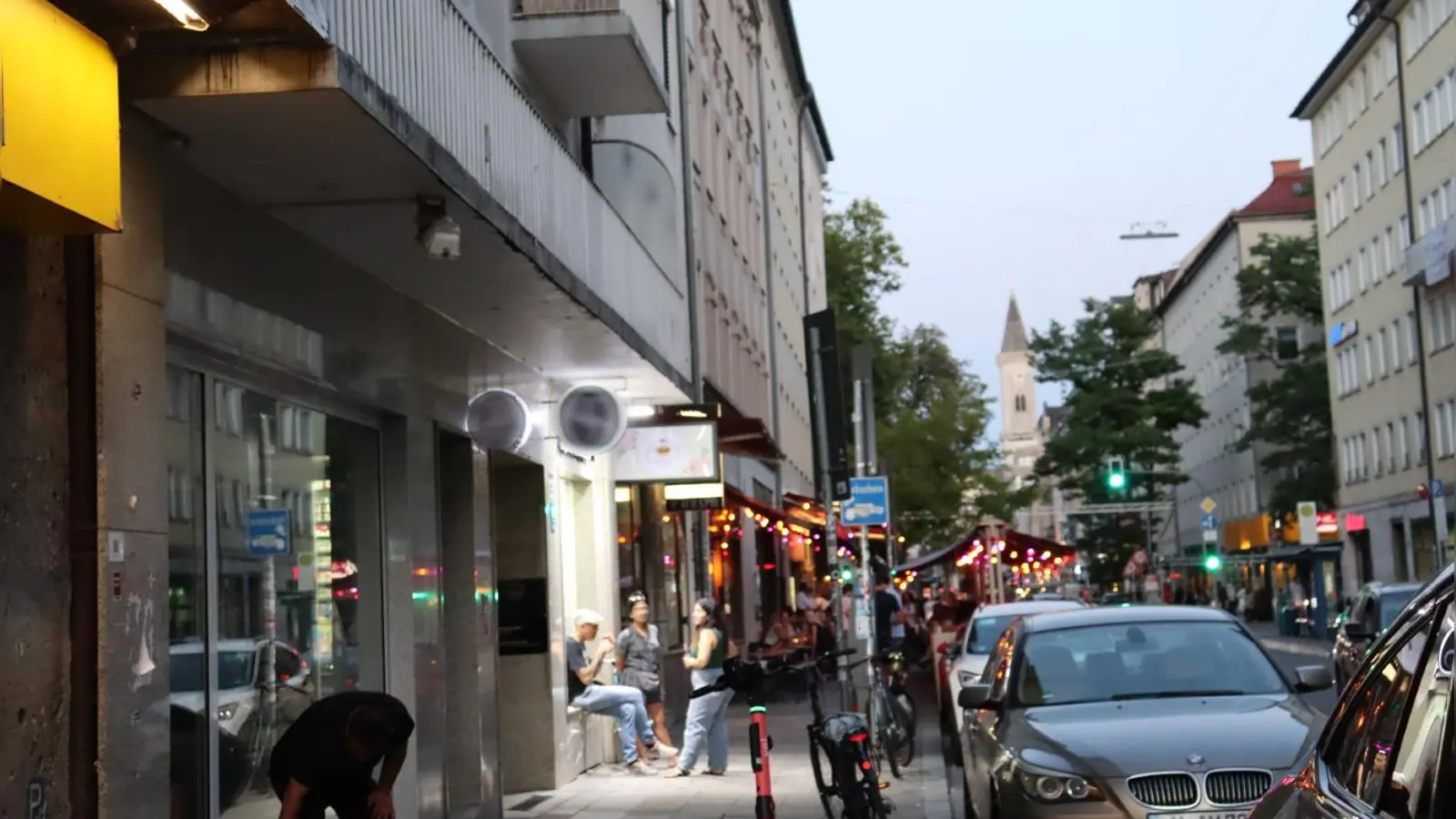 Bereits am frühen Abend und bis spät in die Nacht hinein wird vor den Kiosken im Univiertel alkoholreich und lautstark gefeiert. Vielen Anwohnern stinkt's und die Stadt hat darauf reagiert. (Foto: mha)