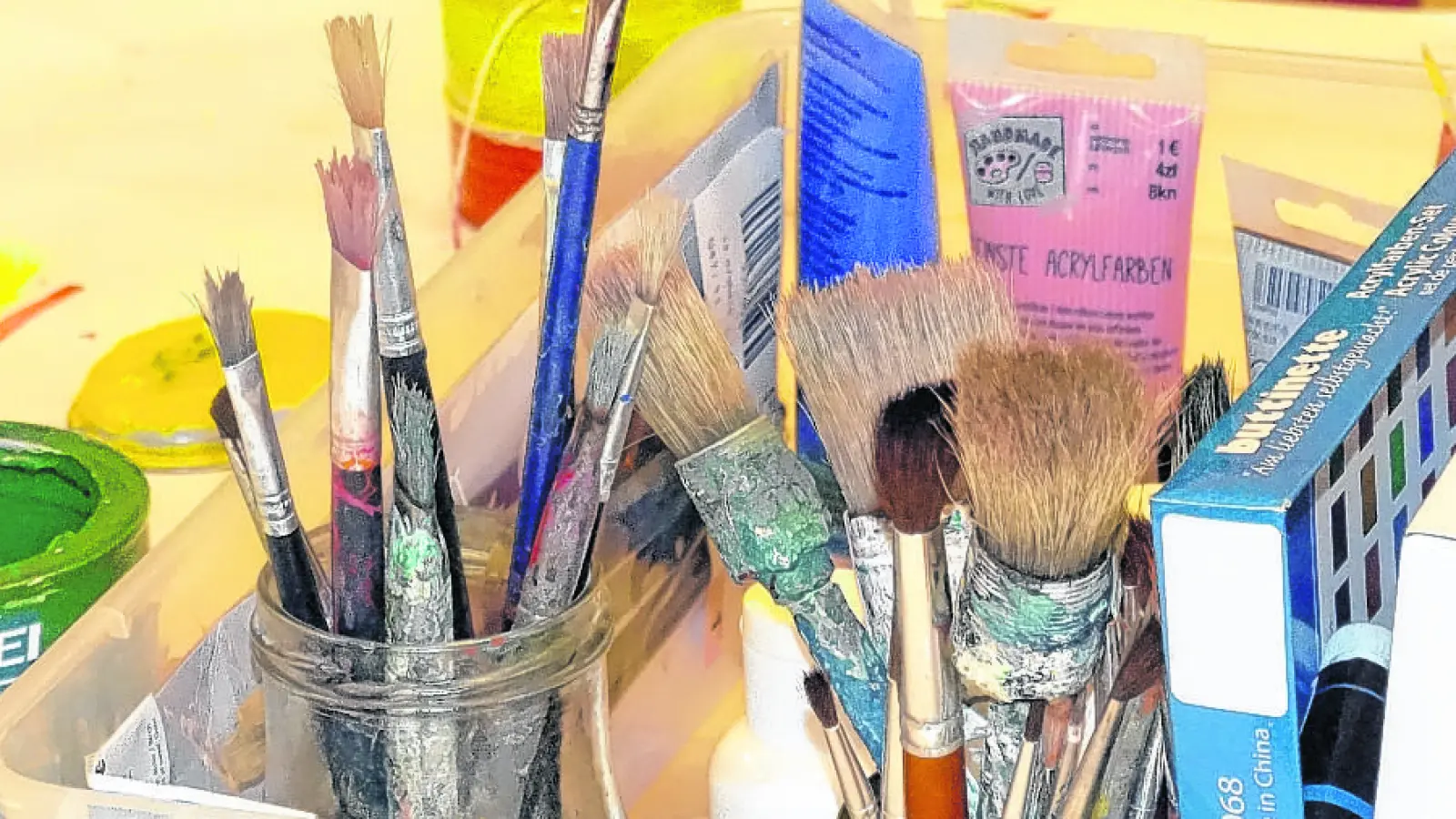 Mit Pinsel und Farbe lässt sich Selbstgemachtes verschönern. (Foto: tab)