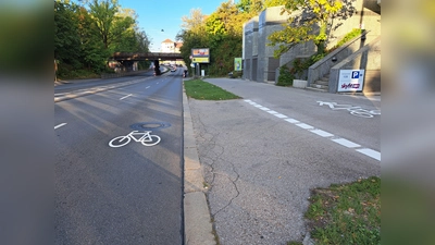 An der Chiemgaustraße hat die Stadt mehrere Maßnahmen umgesetzt, um die Verkehrssicherheit für Radfahrende und Fußgänger zu verbessern. (Foto: LHM/MOR)