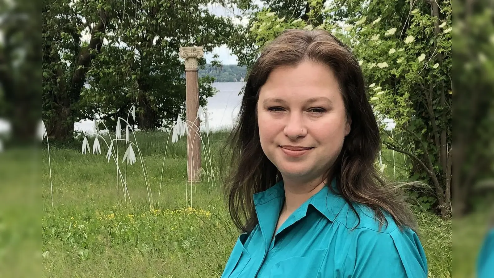 Die Künstlerin Olga Golos bei der Vernissage ihrer Ausstellung im Park der Evangelischen Akademie Tutzing. (Foto: Mrozek-Abraham / Evangelische Akademie Tutzing)