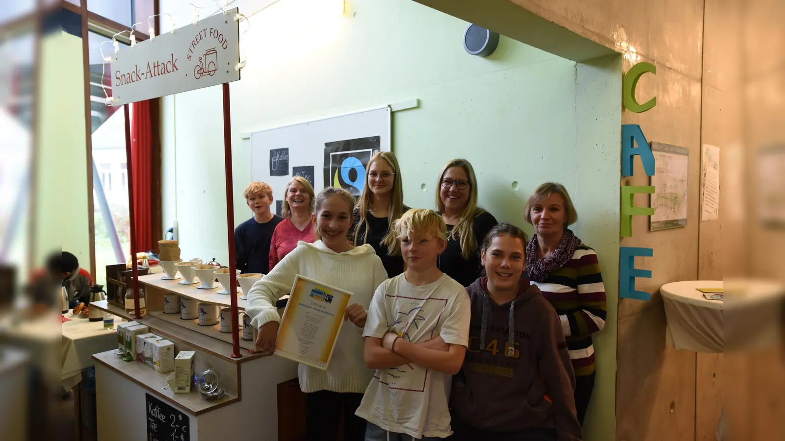 Das Fairtrade-School-Team (vordere Reihe v.l.n.r) Lena Ewald, Emil Heimbach und Moritz Wigl (hintere Reihe v.l.n.r.) Vincent Lex, Silke Weber, Sophia Keppel, Silvia König und Ulrike Stauber-Kufner.  (Foto: Esther Bauer)