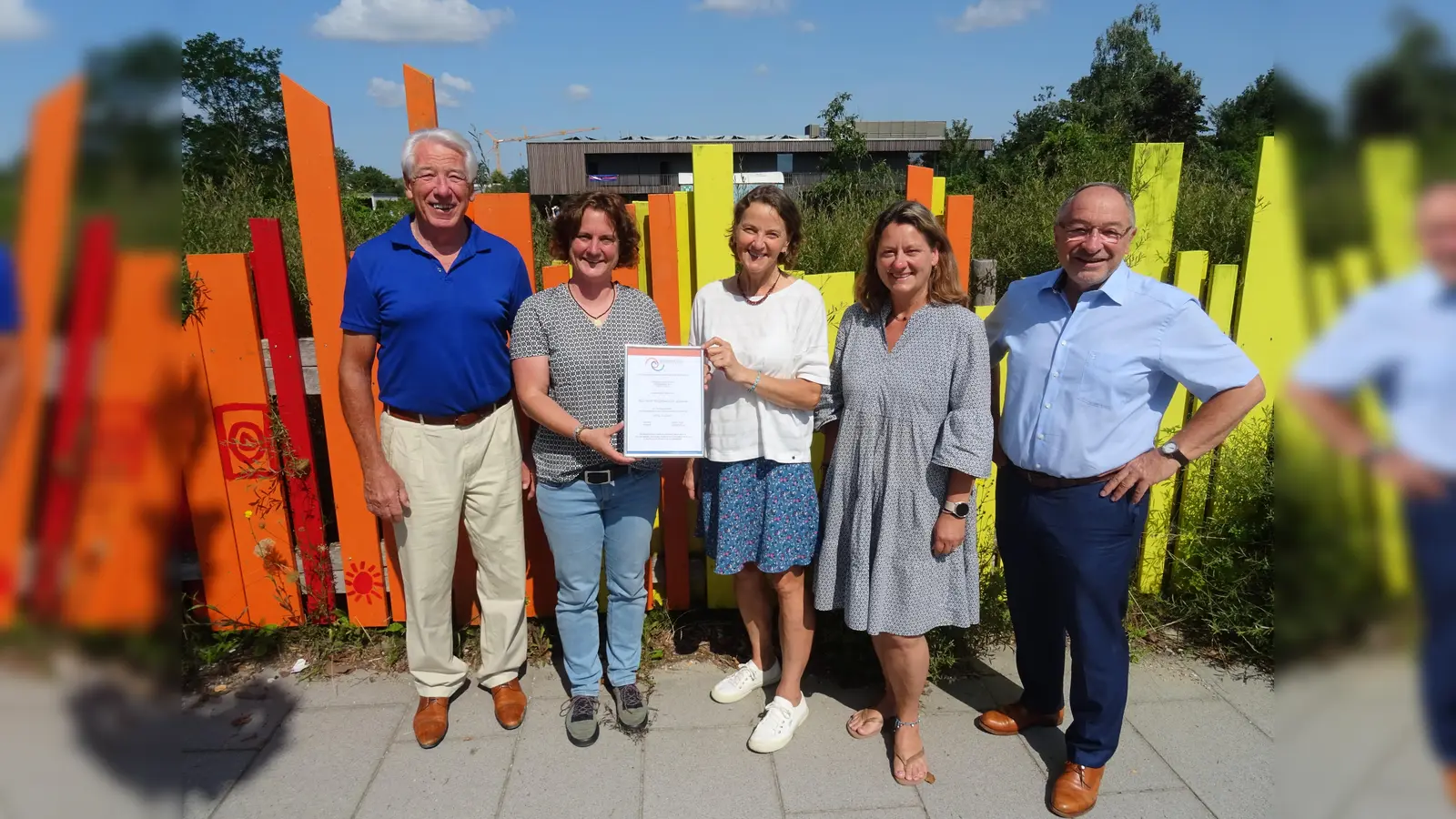 1000 Euro für das nachhaltge Projekt der Montessori Schule Gilching: v.l. Gustav Huber (Geschäftsführer Bürgerstiftung), Dorothee Eggers (Fundraising), Simone Flack (Geschäftsführung Montessori Förderverein), Judith Rieger (Schulbüro) und Karl Roth (Vorstand Bürgerstiftung) (Foto: Bürgerstiftung Landkreis Starnberg)