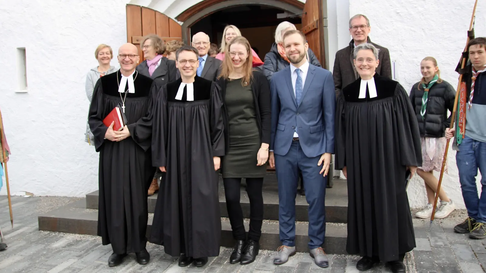 Festgottesdienst zum Abschied von Pfarrer Michael Bischoff in der Neuaubinger Adventskirche mit Dekan Christoph Jahnel, Pfarrer Michael Bischoff und seiner Frau Angelika, Religionspädagoge Jakobus Launhardt und Pfarrerin Christine Untch (v.l.).  (Foto: us)