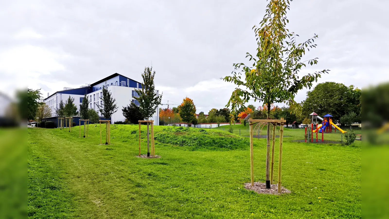 Zwischen Abenteuerspielplatz und Johanniterhaus wurden Bäume gepflanzt – ein Standort, welcher bereits 2024 als idealer Standort präsentiert wurde. (Foto: Gemeinde Herrsching)