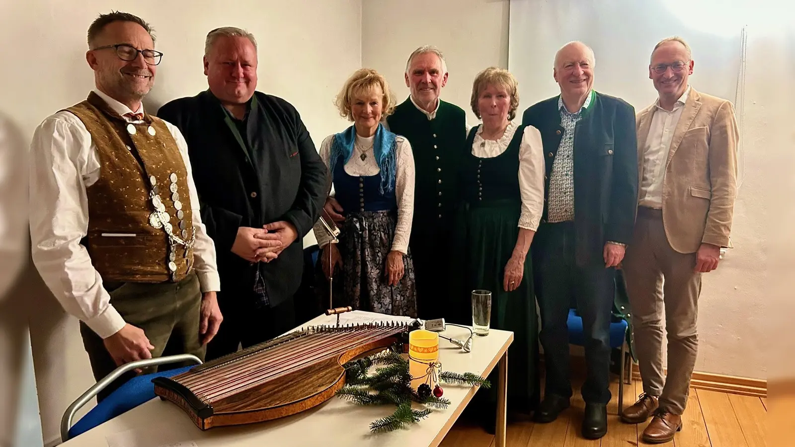 Am Tag vor Heilig Abend las Hans Kornprobst im Museum Indersdorf die „Heilige Nacht” von Ludwig Thoma, begleitet vom Alberbacher Dreigesang mit Robert Gasteiger an der Zither. Der Vorstand des Heimatvereins, Toni Wagatha, bedankte sich bei den vielen Gästen, unter denen auch MdL Bernhard Seidenath war, der seit Jahren ein treuer Gast bei den Indersdorfer Veranstaltungen ist.  (Foto: Heimatverein)