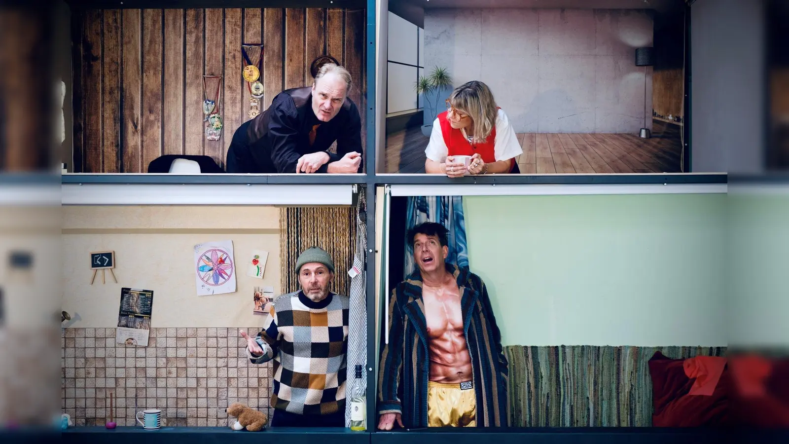 Die vier Geschwister versuchen in einer Videokonferenz, ein Geschenk für die Eltern zu organisieren. (Foto: say_cheese_Kultur_gGmbh)