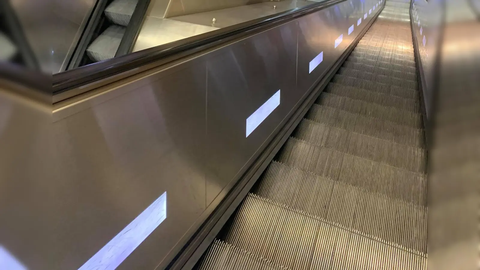 Aus gutem Grund sind Kinderwägen auf Rolltreppen nicht erlaubt. (Symbolbild: dm)