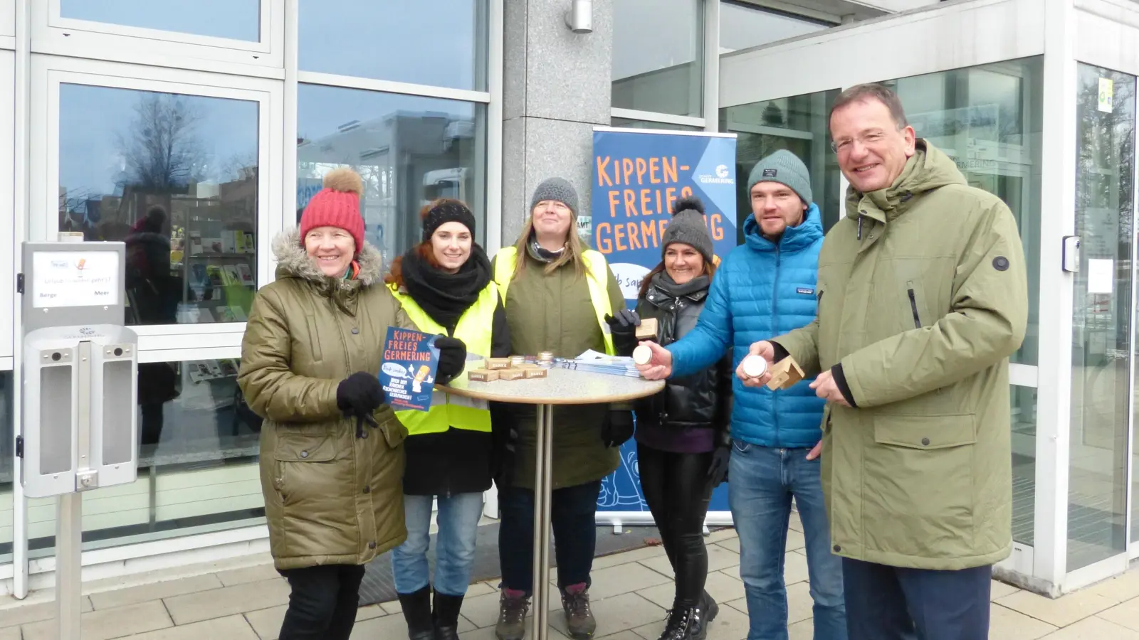 Auftaktveranstaltung vor dem Germeringer Rathaus für die Aktion „kippenfreies Germering”.  (Foto: pst)