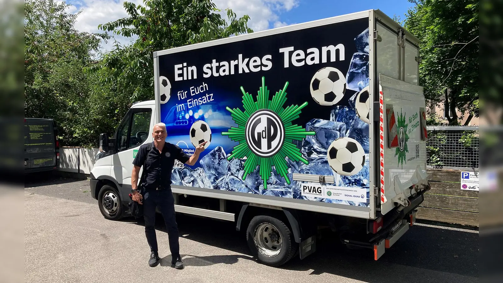 Die Gewerkschaft der Polizei unterstützt die rund um die EM für Sicherheit sorgenden Polizisten mit Eis und Snacks. (Foto: Gewerkschaft der Polizei Bayern)