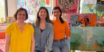 Die Zwischennutzung in der Eschenpassage geht weiter. Darüber freut sich die Initiatorin, Vhs-Vorsitzende Naciye Özsu (Mitte), mit Schnittdirektrice Roswitha Töchterle (links) und Acrylmalerin Ebru Albayrak-Kayabasi (rechts mit eigenem Acrylbild). Die Bilder im Hintergrund sind von Zwischennutzungsmieter Johannes Dettendorfer. (Foto: job)