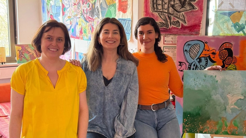 Die Zwischennutzung in der Eschenpassage geht weiter. Darüber freut sich die Initiatorin, Vhs-Vorsitzende Naciye Özsu (Mitte), mit Schnittdirektrice Roswitha Töchterle (links) und Acrylmalerin Ebru Albayrak-Kayabasi (rechts mit eigenem Acrylbild). Die Bilder im Hintergrund sind von Zwischennutzungsmieter Johannes Dettendorfer. (Foto: job)