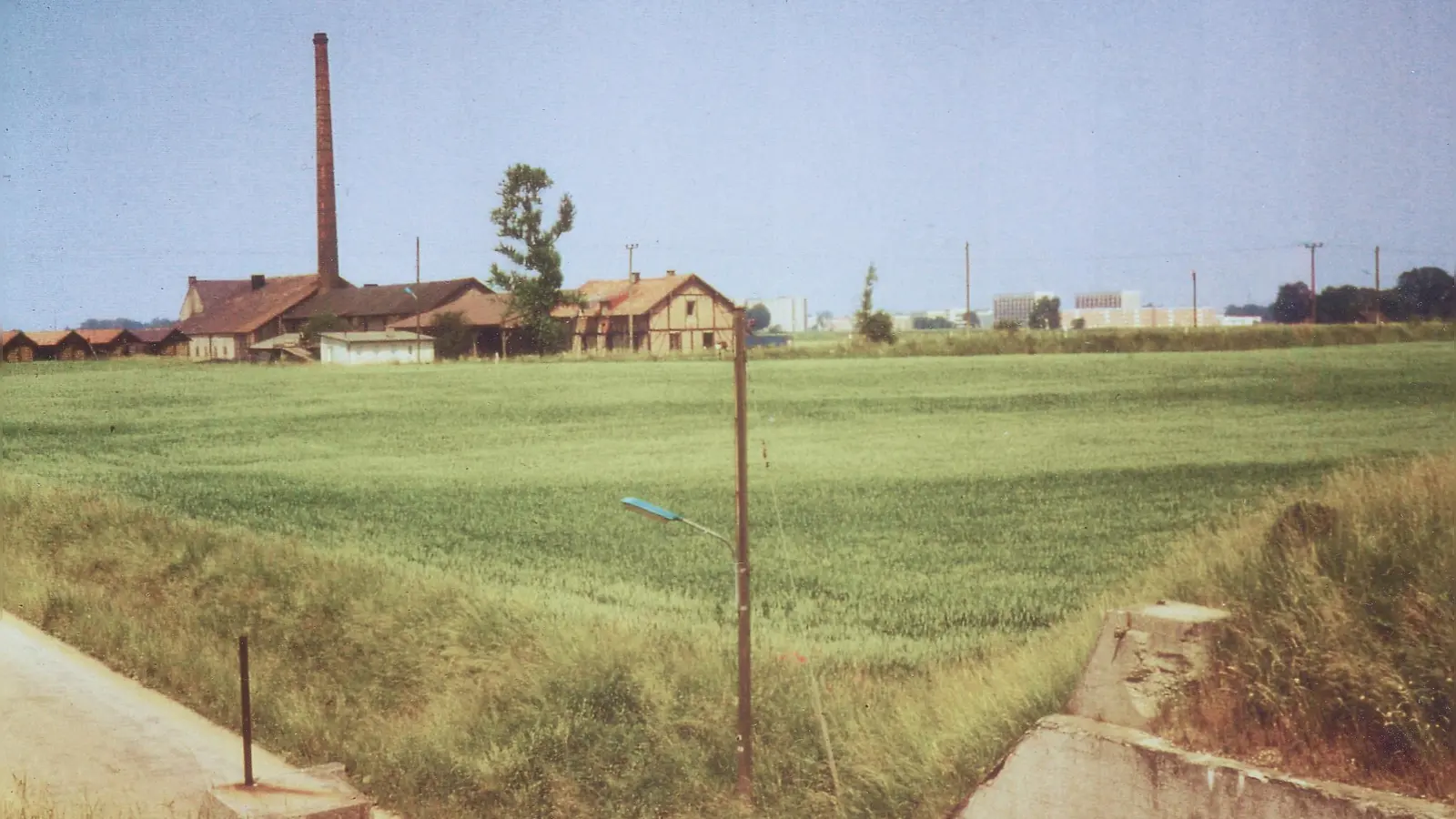 Die ehemalige Ziegelei Rattenhuber an der Fideliostraße/Flaschenträgerstraße, aufgenommen von der Bahnbrücke über die Stegmühlstraße, Blick nach Nordwesten, Mitte bis Ende der 1960er Jahre. (Foto: NordOstKultur-München e.V)